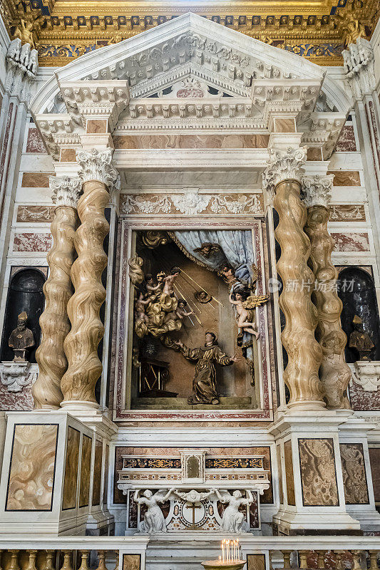 位于热那亚的Basilica della Santissima Annunziata del Vastato的礼拜堂，这是一座巴洛克风格的教堂，可以追溯到17世纪